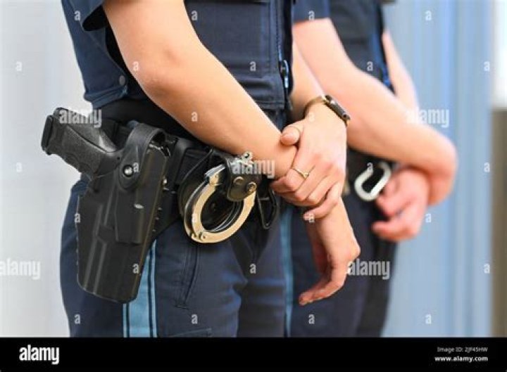 Can a UK citizen carry handcuffs?