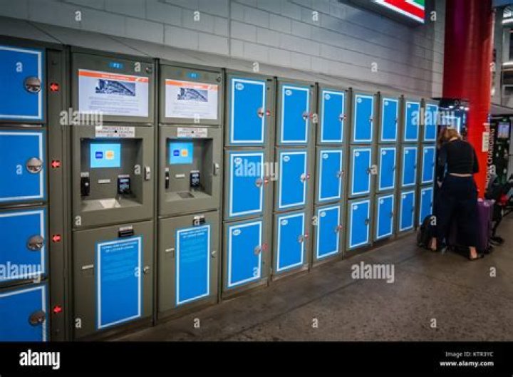 Does Chicago Union Station have lockers?