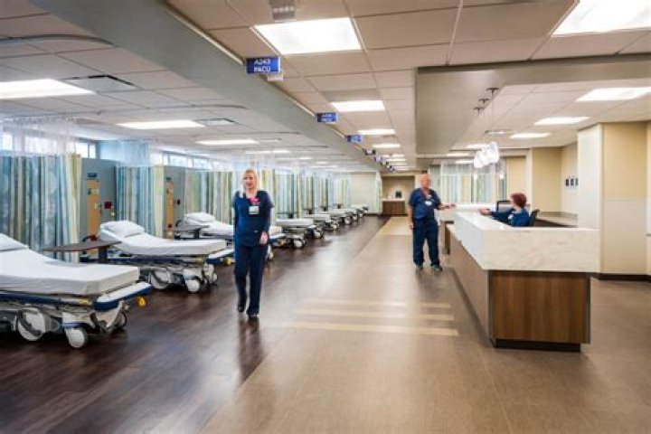 How many beds does Lovelace hospital have?