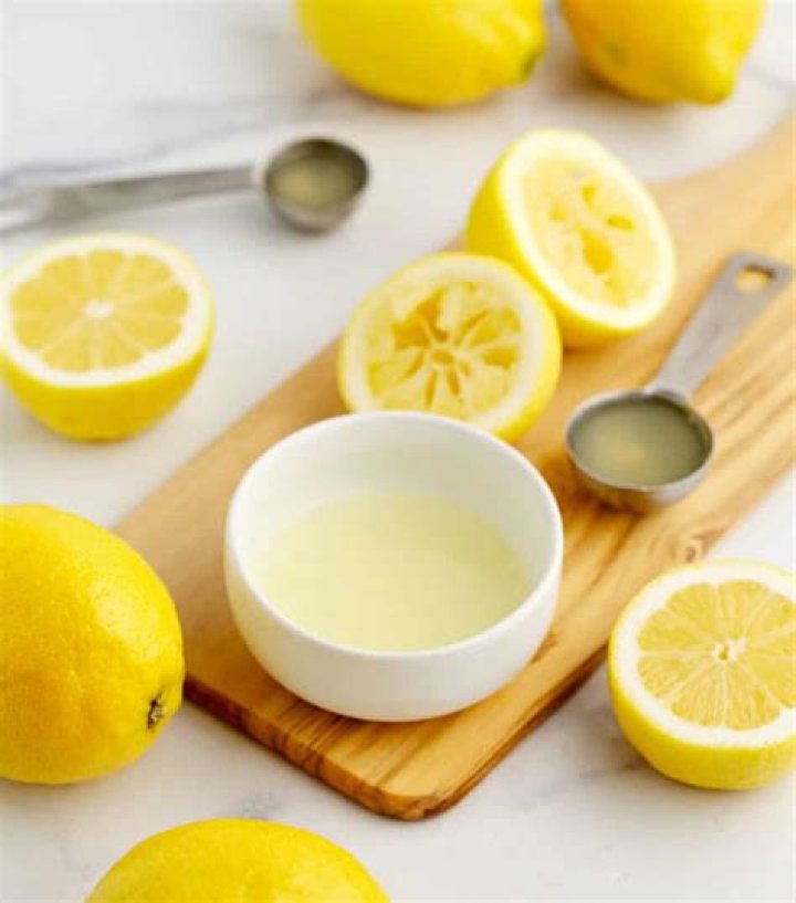 How many calories are in a tablespoon of lemon juice?