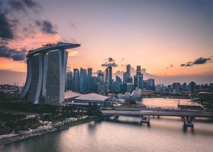 Is it hard to get a job in Singapore as an expat?